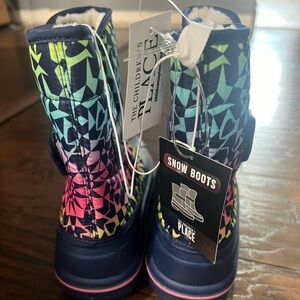 NWT The Children’s Place All Weather Snowboots size 4